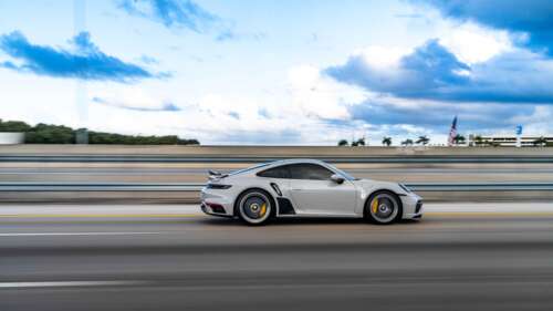 Un primo piano di un’elegante auto sportiva Porsche di lusso, caratterizzata da un... 8K