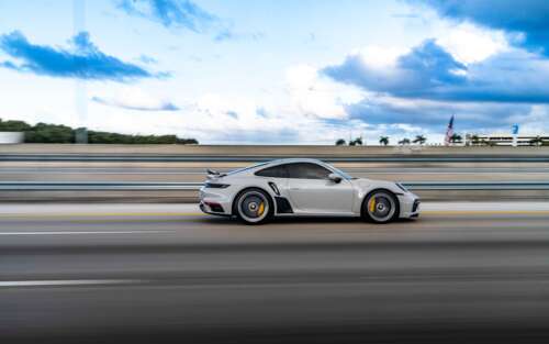 Un primo piano di un’elegante auto sportiva Porsche di lusso, caratterizzata da un... 7680x4800