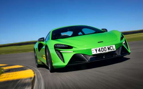 Una lussuosa supercar McLaren Artura, di un verde brillante, caratterizzata da linee... 7680x4800