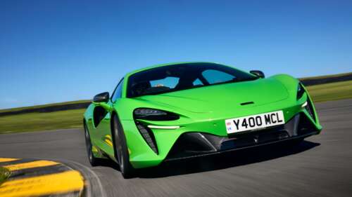 Una lussuosa supercar McLaren Artura, di un verde brillante, caratterizzata da linee...