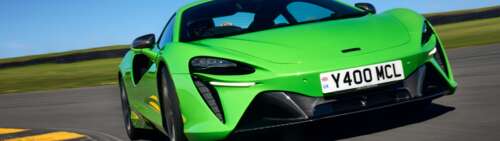 Una lussuosa supercar McLaren Artura, di un verde brillante, caratterizzata da linee...