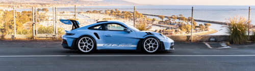 Un’elegante e raffinata auto sportiva Porsche, caratterizzata da un design aerodinamico... Dual UHD