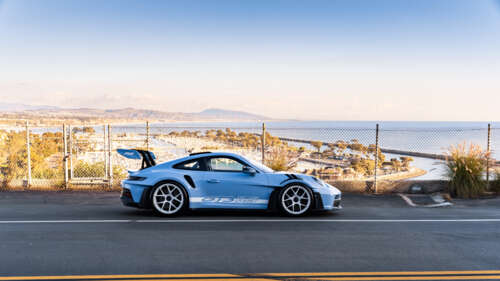 Un’elegante e raffinata auto sportiva Porsche, caratterizzata da un design aerodinamico... 8K