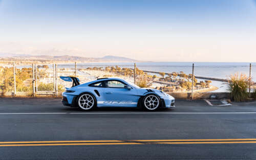 Un’elegante e raffinata auto sportiva Porsche, caratterizzata da un design aerodinamico... 7680x4800