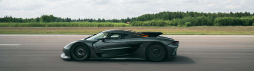 Una Koenigsegg Jesko Absolut, un’hypercar elegante e aerodinamica, mostrata in una... Dual UHD