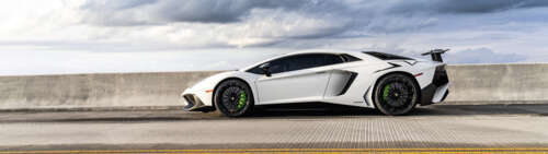 Una Lamborghini, supercar elegante e potente, caratterizzata da linee decise e da... Dual UHD