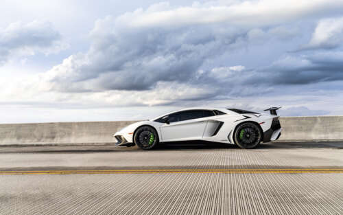 Una Lamborghini, supercar elegante e potente, caratterizzata da linee decise e da... 7680x4800