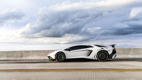 Una Lamborghini, supercar elegante e potente, caratterizzata da linee decise e da... 4K (Ultra HD)