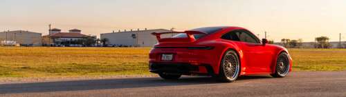 Una fotografia ravvicinata e ad alta risoluzione di una moderna Porsche 992 GTS,... Dual UHD