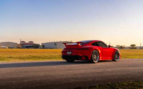 Una fotografia ravvicinata e ad alta risoluzione di una moderna Porsche 992 GTS,... 7680x4800