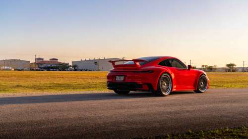 Una fotografia ravvicinata e ad alta risoluzione di una moderna Porsche 992 GTS,... 8K