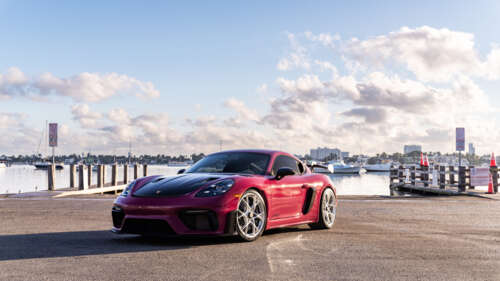 Un primo piano di una potente auto sportiva Porsche, che mette in risalto il suo... 4K (Ultra HD)