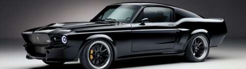 Una moderna Ford Mustang elettrica nera, una potente auto sportiva dal design elegante... Dual UHD