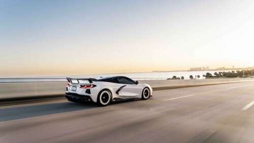 Una sportiva Chevrolet Corvette C8 ad alte prestazioni, caratterizzata da linee eleganti... 8K