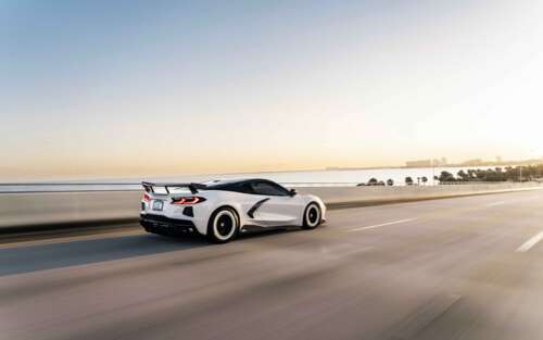 Una sportiva Chevrolet Corvette C8 ad alte prestazioni, caratterizzata da linee eleganti... 7680x4800