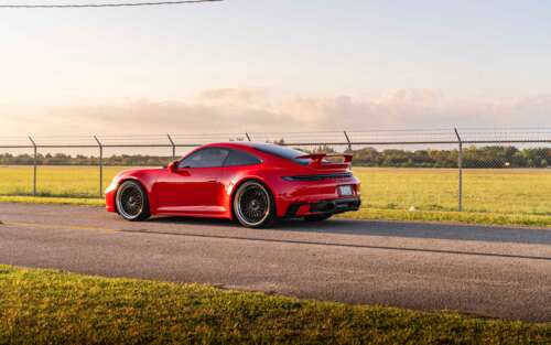 Una fotografia professionale di una Porsche 992 GTS, un’auto sportiva. 7680x4800