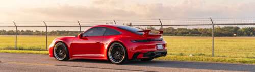 Una fotografia professionale di una Porsche 992 GTS, un’auto sportiva. Dual UHD