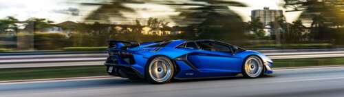 Un’immagine ravvicinata di una Lamborghini Aventador SVJ che mette in risalto la... Dual UHD