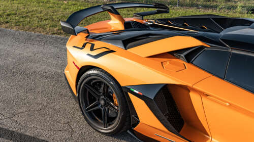 Una supercar Lamborghini Aventador SVJ ad alte prestazioni, caratterizzata da un... 8K