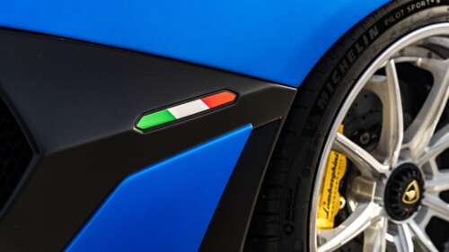 Una Lamborghini Aventador SVJ, supercar ad alte prestazioni, che mette in mostra... 8K