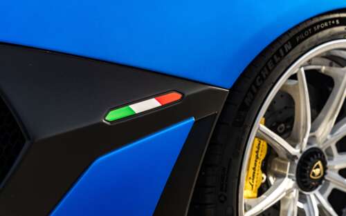 Una Lamborghini Aventador SVJ, supercar ad alte prestazioni, che mette in mostra... 7680x4800