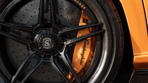 Una Lamborghini Aventador SVJ, supercar ad alte prestazioni, ripresa in un contesto... 8K