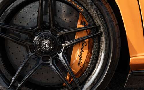 Una Lamborghini Aventador SVJ, supercar ad alte prestazioni, ripresa in un contesto... 7680x4800