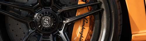 Una Lamborghini Aventador SVJ, supercar ad alte prestazioni, ripresa in un contesto... Dual UHD