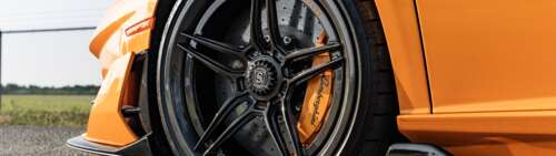 Una supercar Lamborghini Aventador SVJ ad alte prestazioni, caratterizzata dalla... Dual UHD