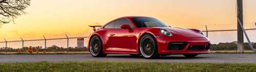 Una Porsche 992 GTS, elegante e potente, che mette in mostra il suo design aerodinamico... Dual UHD