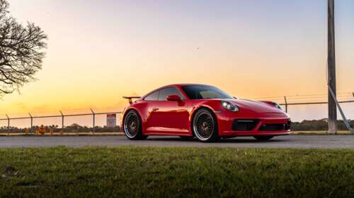 Una Porsche 992 GTS, elegante e potente, che mette in mostra il suo design aerodinamico... 8K