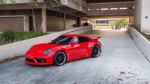 Una vista dettagliata di una Porsche 992 GTS, un’auto sportiva che mette in risalto... 8K