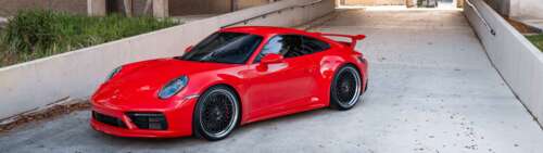 Una vista dettagliata di una Porsche 992 GTS, un’auto sportiva che mette in risalto... Dual UHD