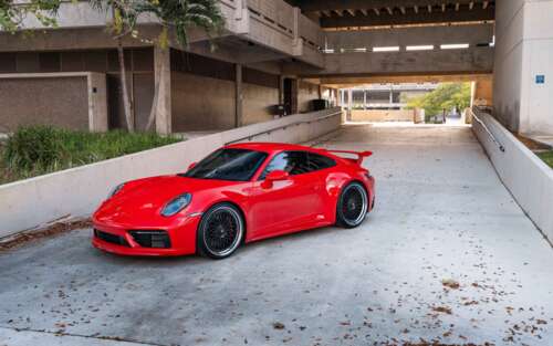 Una vista dettagliata di una Porsche 992 GTS, un’auto sportiva che mette in risalto... 7680x4800