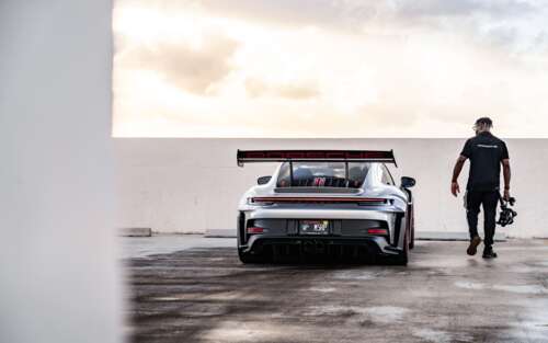 Una vista dettagliata di un’elegante e performante Porsche GT3 RS, un’auto sportiva... 7680x4800