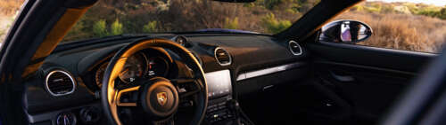 Una Porsche GT3 RS, elegante e potente, che mette in mostra il suo design aerodinamico. Dual UHD