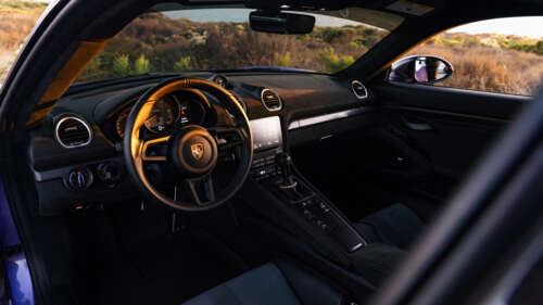 Una Porsche GT3 RS, elegante e potente, che mette in mostra il suo design aerodinamico. 8K