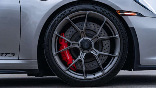 Una Porsche GT3 RS, un’auto sportiva ad alte prestazioni, caratterizzata da una carrozzeria... 8K