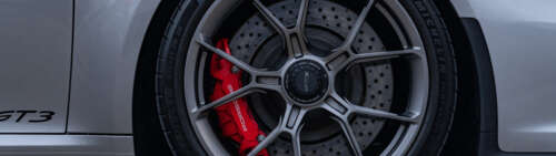 Una Porsche GT3 RS, un’auto sportiva ad alte prestazioni, caratterizzata da una carrozzeria... Dual UHD