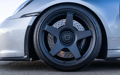 Un primo piano dettagliato di una Porsche GT3 RS, un’auto sportiva ad alte prestazioni. 7680x4800