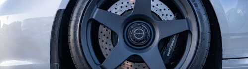 Un primo piano dettagliato di una Porsche GT3 RS, un’auto sportiva ad alte prestazioni. Dual UHD