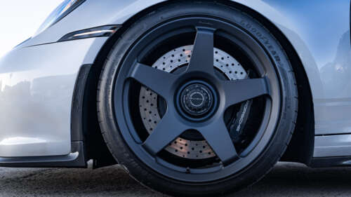 Un primo piano dettagliato di una Porsche GT3 RS, un’auto sportiva ad alte prestazioni. 4K (Ultra HD)