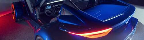 Un’elegante auto sportiva color argento metallizzato, che riflette la luce soffusa... Dual UHD