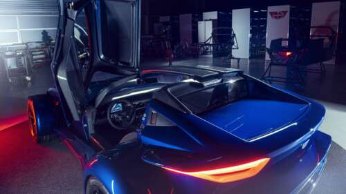 Un’elegante auto sportiva color argento metallizzato, che riflette la luce soffusa... 4K (Ultra HD)