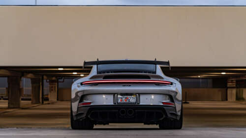 Un primo piano dettagliato di una Porsche 911 GT3 RS, un’auto sportiva ad alte prestazioni. 8K