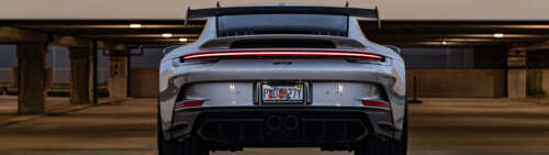 Un primo piano dettagliato di una Porsche 911 GT3 RS, un’auto sportiva ad alte prestazioni. Dual UHD