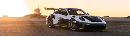 Una Porsche GT3 RS, un’auto sportiva ad alte prestazioni, caratterizzata da una carrozzeria... Dual UHD