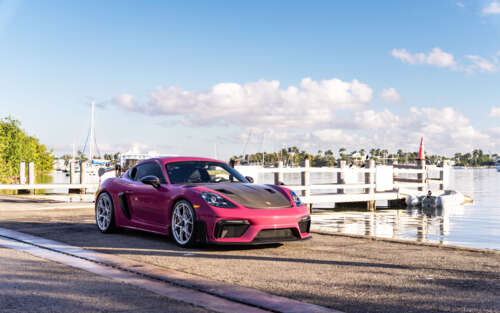 Una lussuosa auto sportiva Porsche parcheggiata su una moderna strada cittadina al... 7680x4800