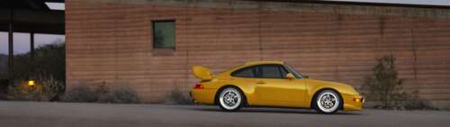 Un’immagine dettagliata e di alta qualità di un’elegante e moderna auto sportiva... Dual UHD