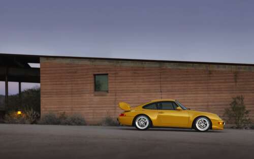 Un’immagine dettagliata e di alta qualità di un’elegante e moderna auto sportiva... 7680x4800